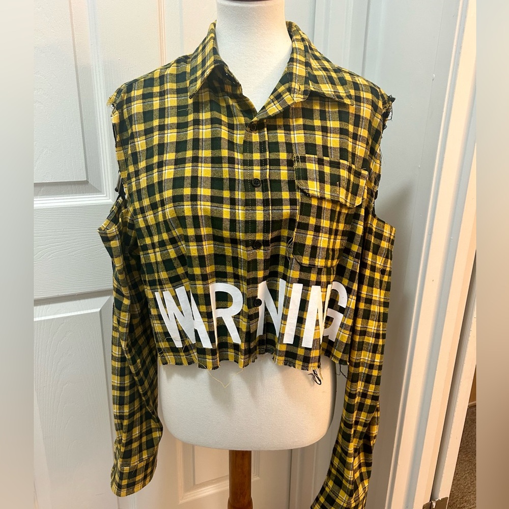 BUTTON UP CUT OUT SHOULDER CROPPED SHIRT